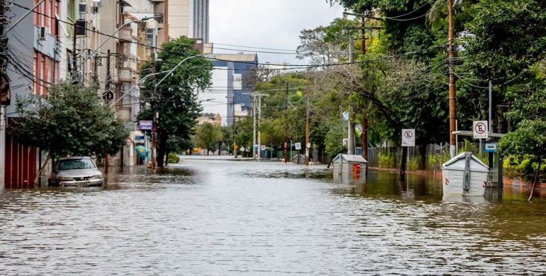 Sem proteção social, motoristas de aplicativos no RS sofrem após enchentes
