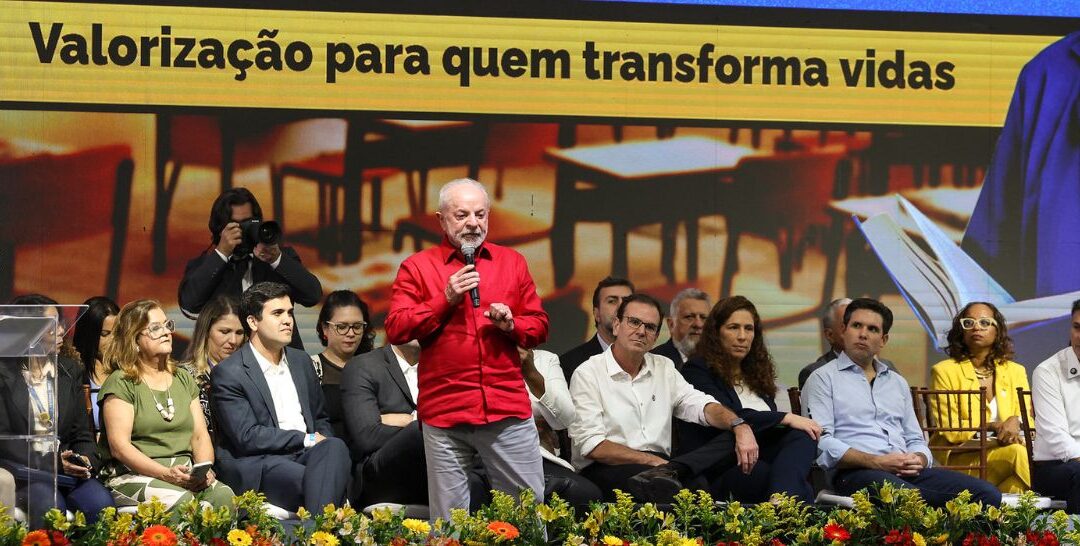 No Dia do Professor, governo federal anuncia início da emissão de carteira que garante descontos a docentes