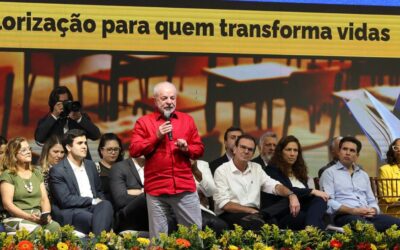 No Dia do Professor, governo federal anuncia início da emissão de carteira que garante descontos a docentes