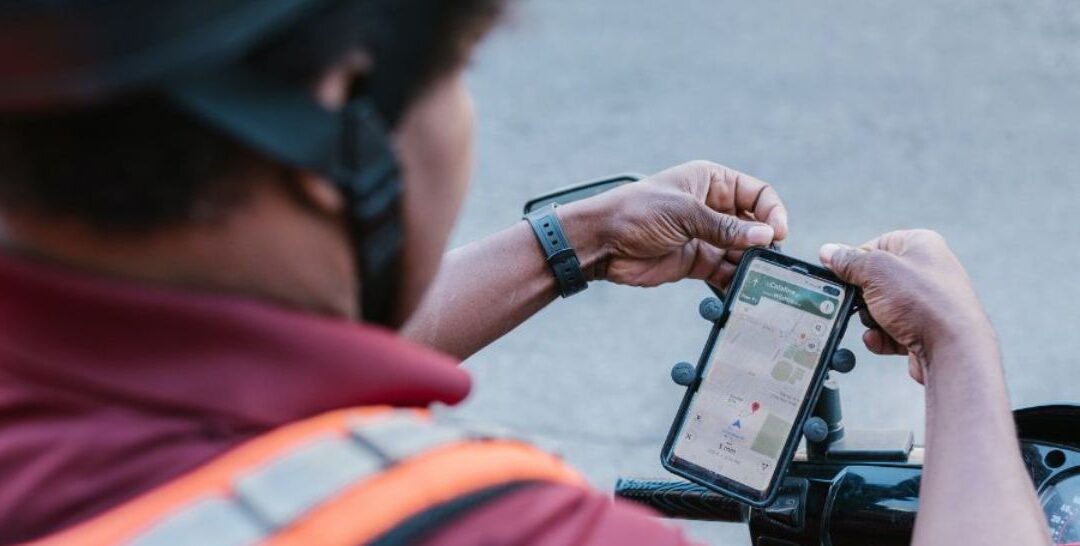 Relatório propõe criação de pontos de apoio, aumento nos valores e mais transparência na remuneração de entregadores por aplicativo